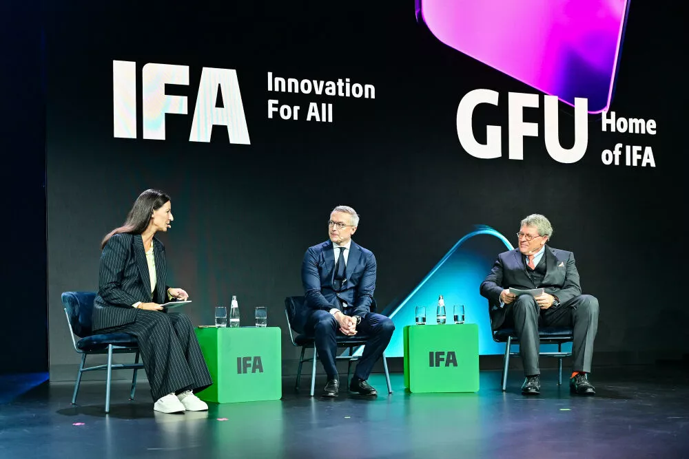 Pinar Atalay moderating the IFA digital-policy discussion with Karsten Wildberger and Reinhard Christian Zinkann